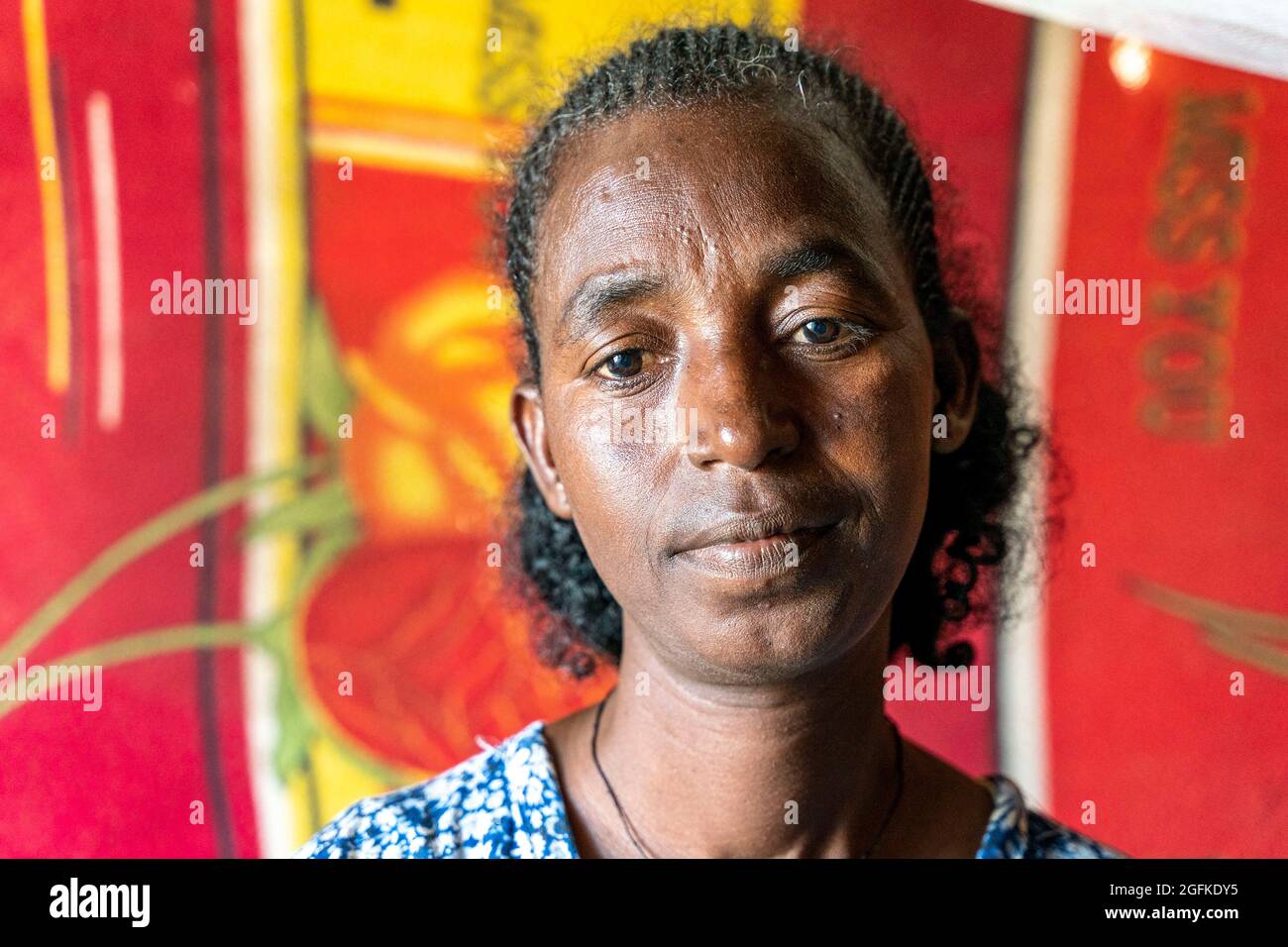 Gedaref, Washington, Sudan. August 2021. MULU HAYLEMARYAM ging 12 Stunden lang mit ihrer sechsköpfigen Familie zum Flüchtlingslager Tuneidba in der Nähe von Gedaref, Sudan, Nachdem Milizen sie und andere Familien der Tigray in Äthiopien bedroht hatten, sagt sie, dass Hunger für sie ein ständiges Anliegen ist, da sie und 20,000 andere Flüchtlinge ihren Anteil an begrenzten Ressourcen in diesem überfüllten und abgelegenen Lager suchen. (Bild: © Gregg Brekke/ZUMA Press Wire) Stockfoto