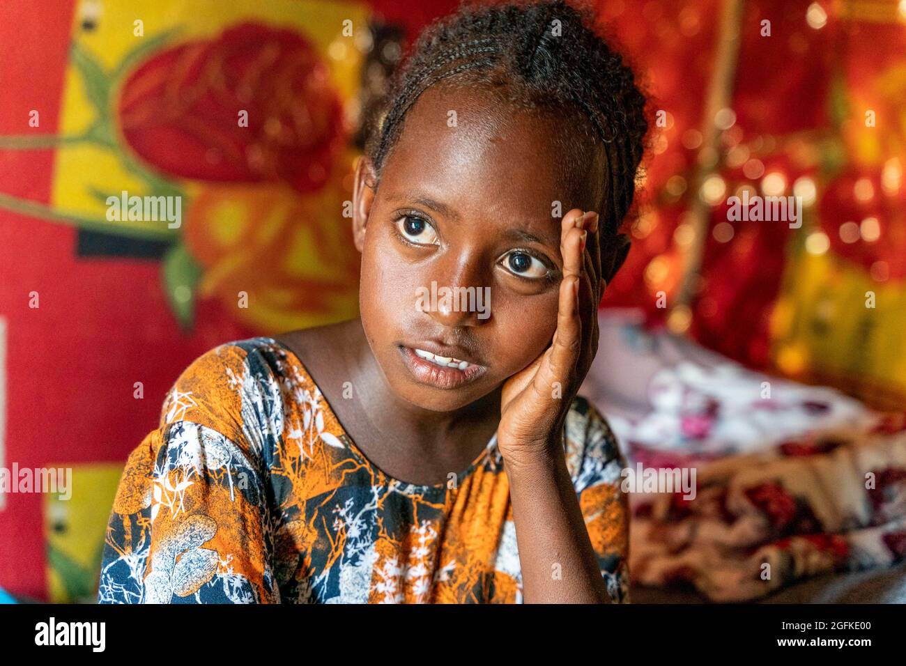 Gedaref, Washington, Sudan. August 2021. SALEM HAYLEMARYAM ging 12 Stunden lang mit ihrer sechsköpfigen Familie zum Flüchtlingslager Tuneidba in der Nähe von Gedaref, Sudan, Nachdem Milizen sie und andere Familien der Tigray in Äthiopien bedroht hatten, sagt sie, dass Hunger für sie ein ständiges Anliegen ist, da sie und 20,000 andere Flüchtlinge ihren Anteil an begrenzten Ressourcen in diesem überfüllten und abgelegenen Lager suchen. (Bild: © Gregg Brekke/ZUMA Press Wire) Stockfoto