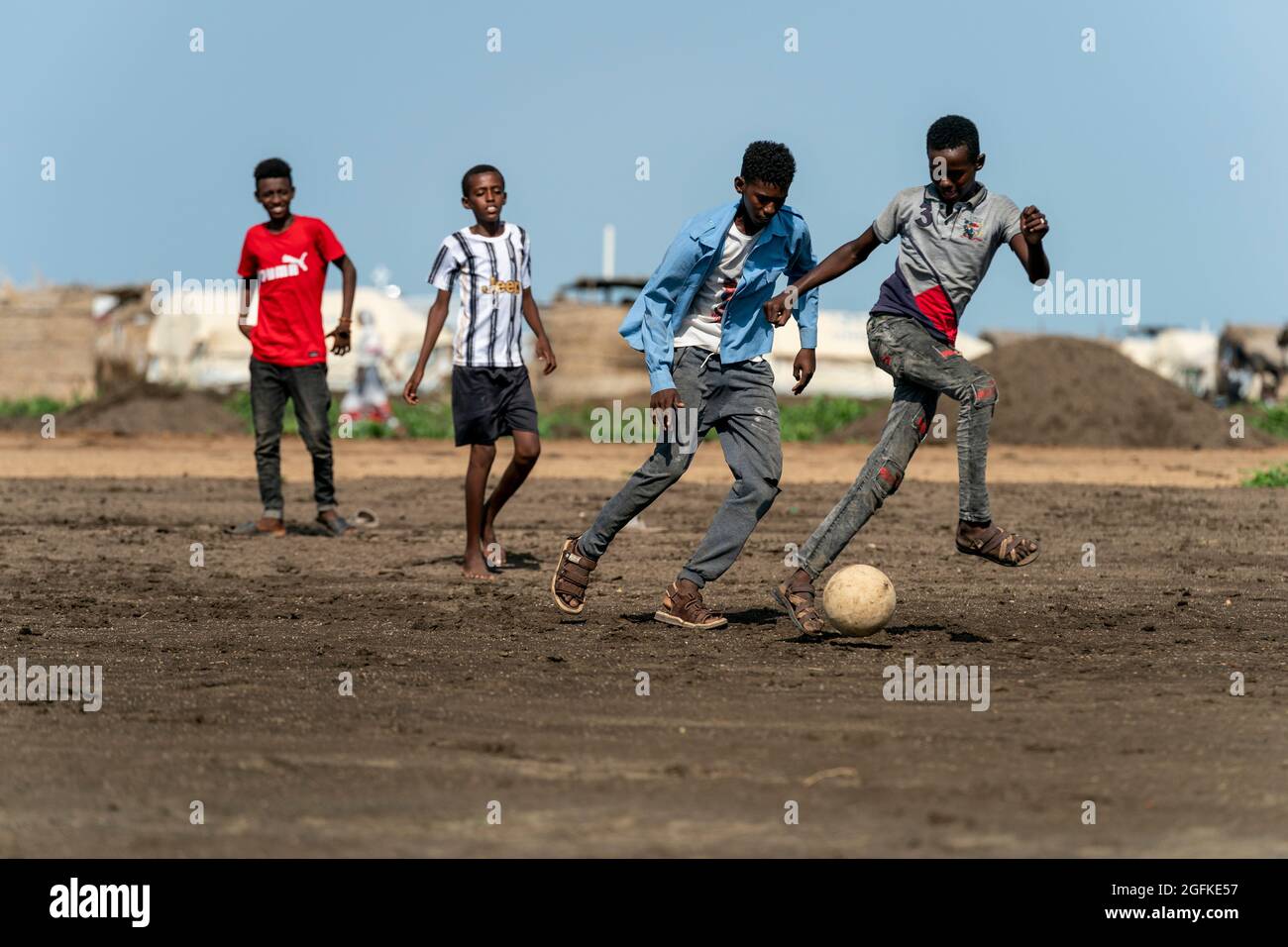 24. August 2021, Gedaref, Washington, Sudan: Jungen spielen Fußball im Flüchtlingslager Tuneidba in der Nähe von Gedaref, Sudan. ..die 20,000 Flüchtlinge aus den Tigray in diesem Lager gehören zu den schätzungsweise 200,000 Menschen, die nach Anhängen gewalttätiger Milizen aus Äthiopien und Eritrea geflohen sind. (Bild: © Gregg Brekke/ZUMA Press Wire) Stockfoto