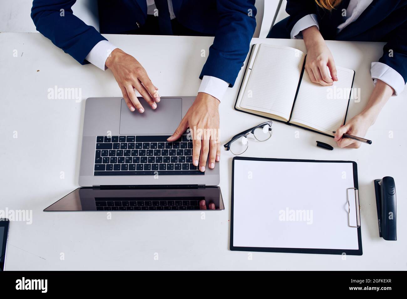 Kollegen Laptop und Dokumente auf dem Tisch Beamten Stockfoto