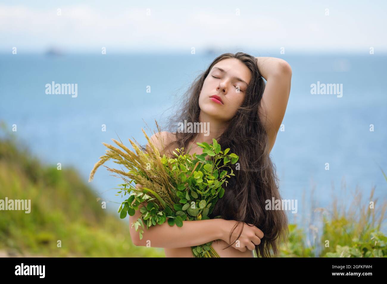 Junge Frau mit Sommerrasen. Außenportrait. Stockfoto