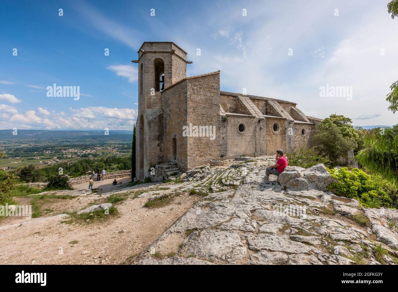 FRANKREICH, LUBERON, VAUCLUSE, 84, OPPEDE-LE-VIEUX, SCHÖNES KLEINES DORF AUF EINEM FELSIGEN AUSBISS ÜBERWUCHERT VEGETATION MIT EINER HERRLICHEN KULISSE GEBAUT, EIN Stockfoto