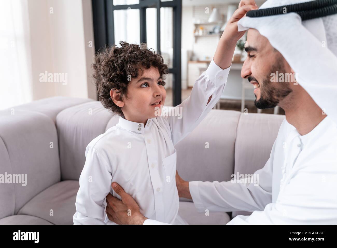 Glückliche Familie, die Zeit zusammen verbringt. Arabischer Vater und sein Sohn bereiten sich auf die Schule vor Stockfoto