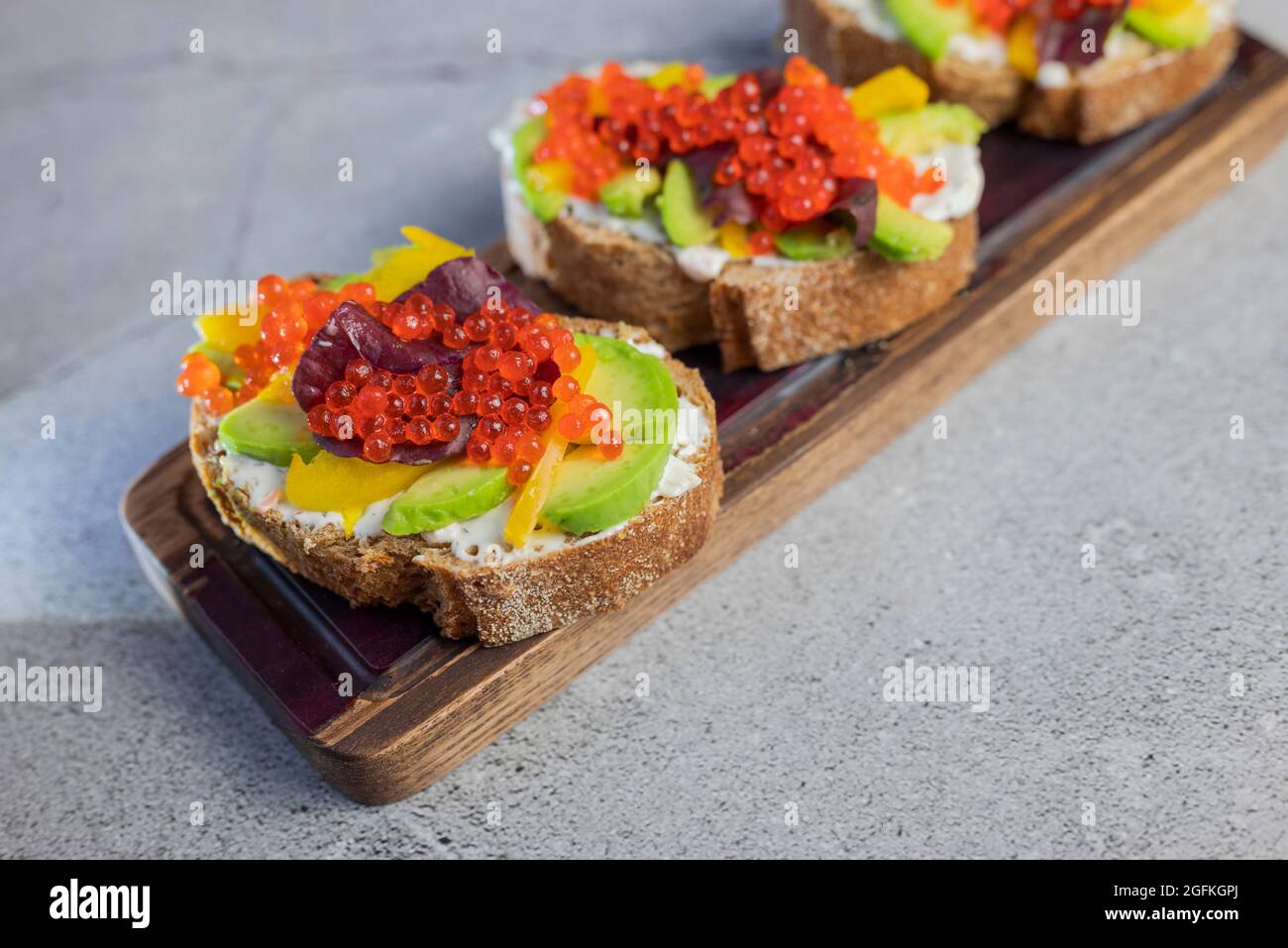 Bruschetta-Sandwiches mit Avocado und rotem Kaviar Stockfoto