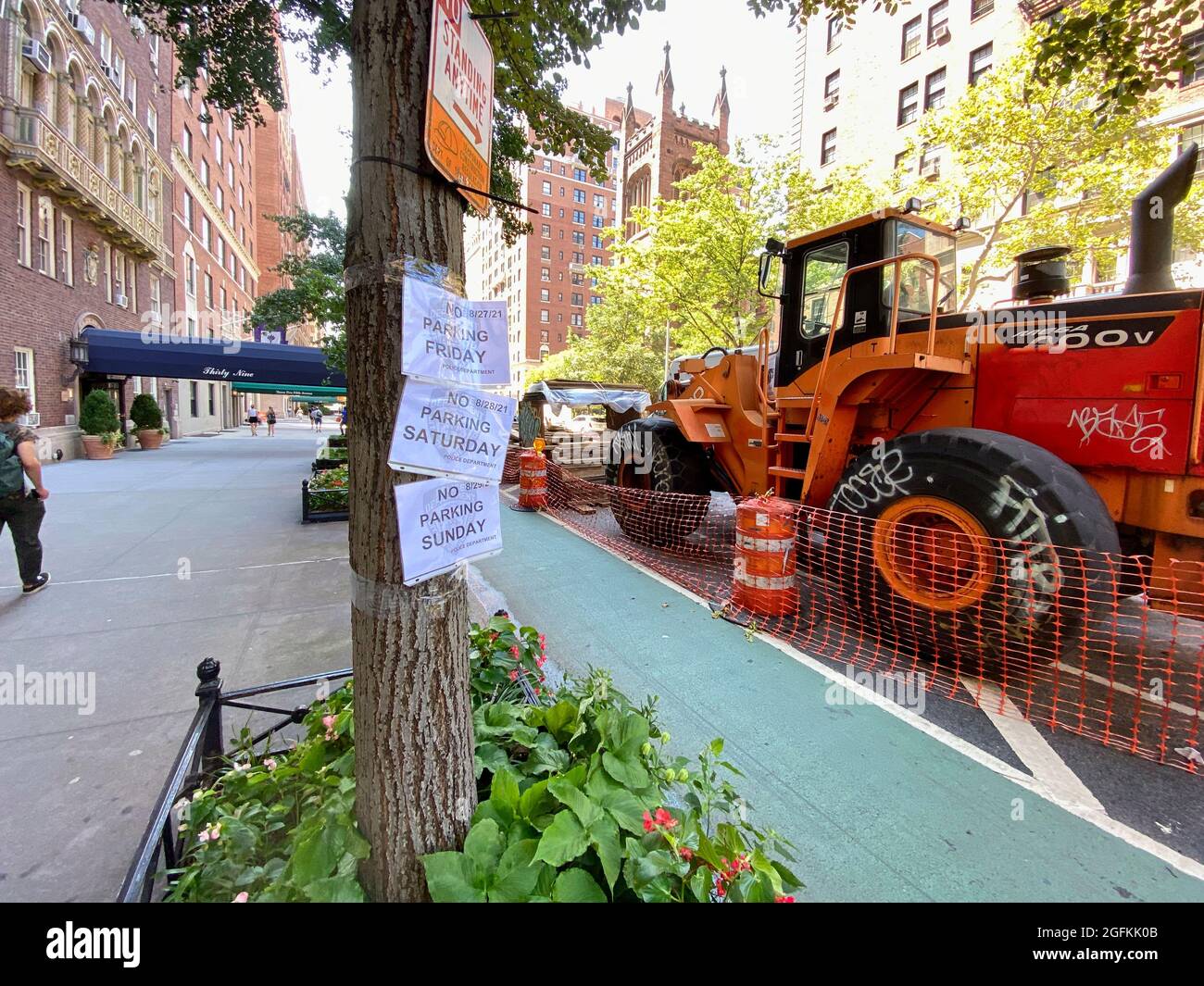 New York, NY, USA - 25. Aug 2021: Keine Parkschilder neben der Fahrradspur, die sich neben schweren Straßenbaugeräten und -Zubehör befindet Stockfoto
