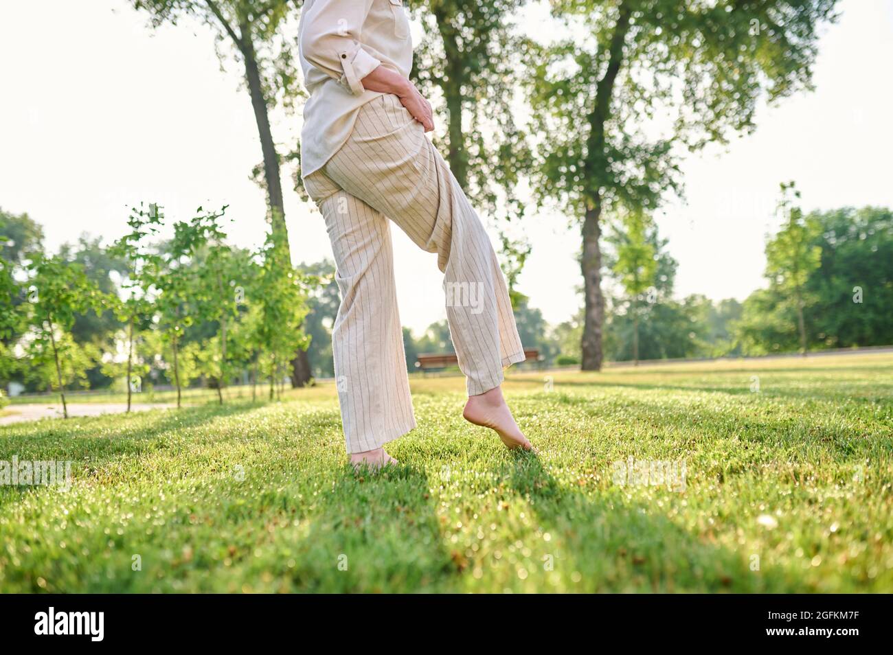 Weibliche Füße barfuß auf Gras im Park Stockfoto
