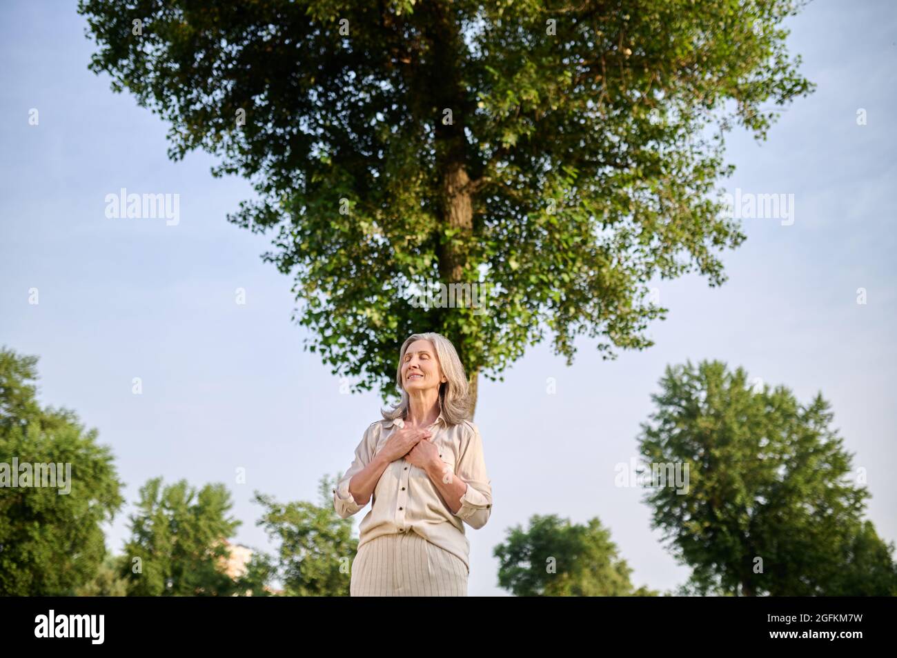 Frau mit geschlossenen Augen ruhte ruhig im Park Stockfoto