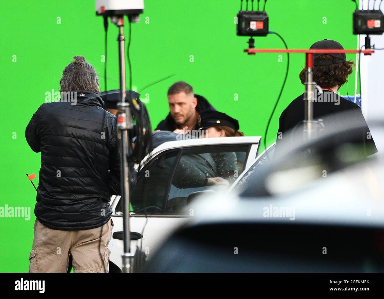 Tom Hardy, der während der Dreharbeiten zum Netflix-Film Havoc am Set zu sehen war, während er eine Szene in Swansea, Südwales, drehte. Stockfoto