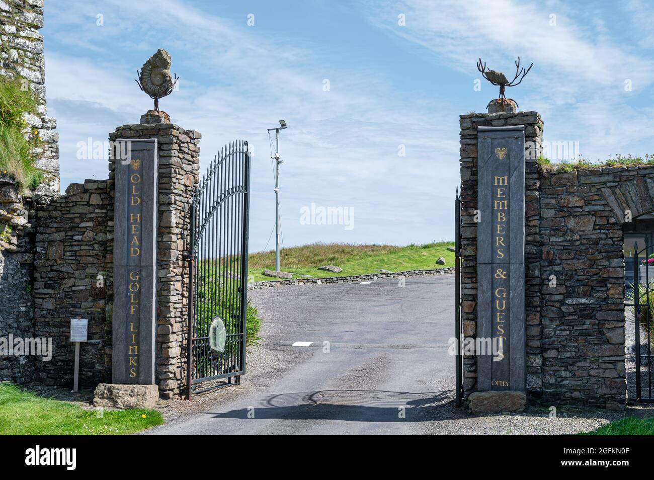 Old Head, Irland - 13. Juli 2021: Der Eingang zu Old Head Golf Links in der Grafschaft Cork, Irland Stockfoto