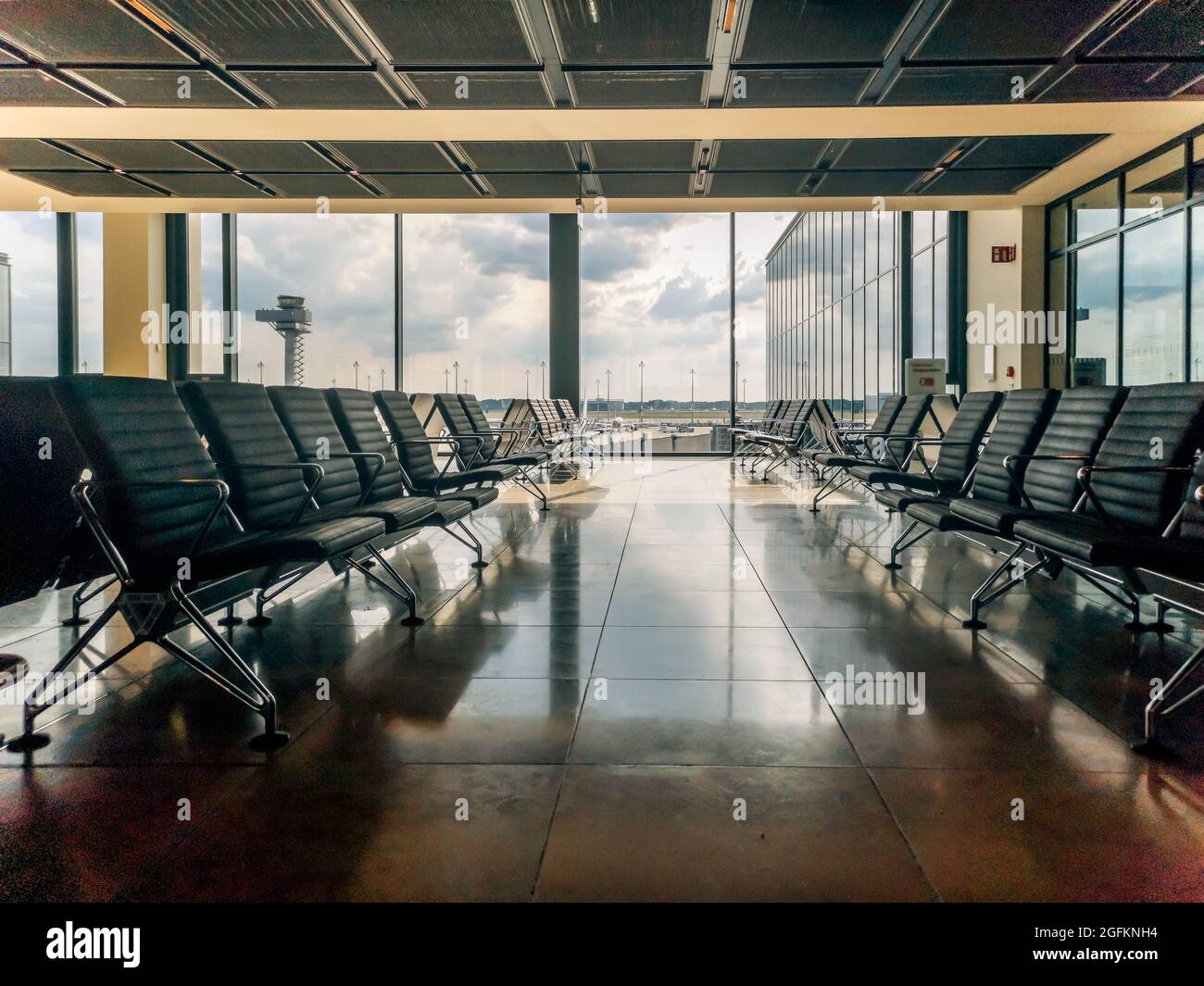 Leere Lounge am Abflugbereich des Flughafens auf dem Hintergrund des Fensters Stockfoto
