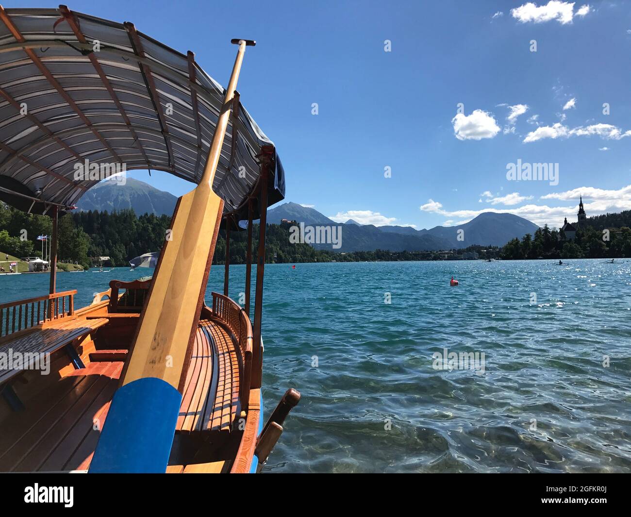 Traditionelle hölzerne Pletna Bootsfahrt zur Insel Bled, Slowenien Stockfoto