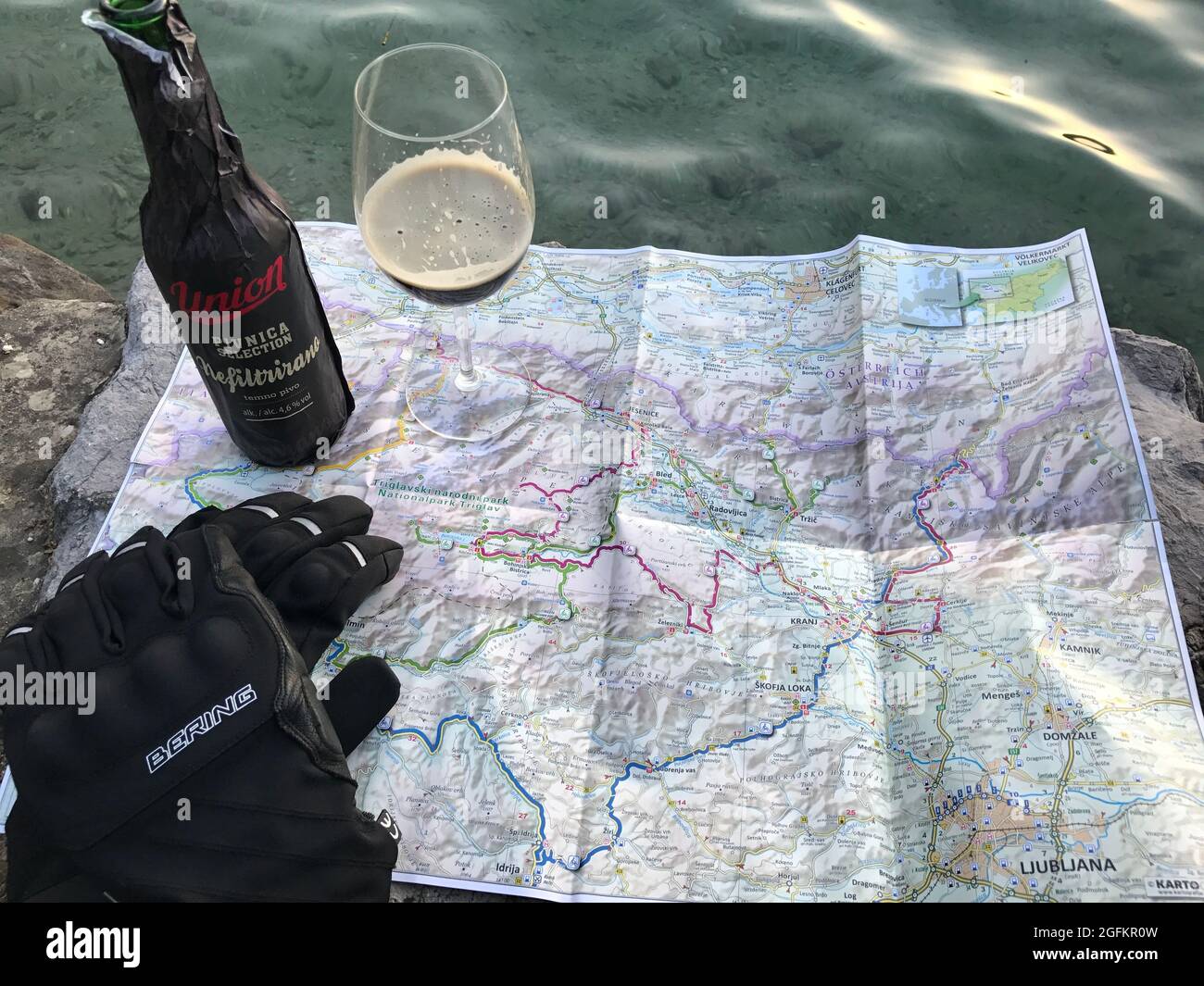 Karte von Slowenien mit Bier und Motorradhandschuhen Stockfoto