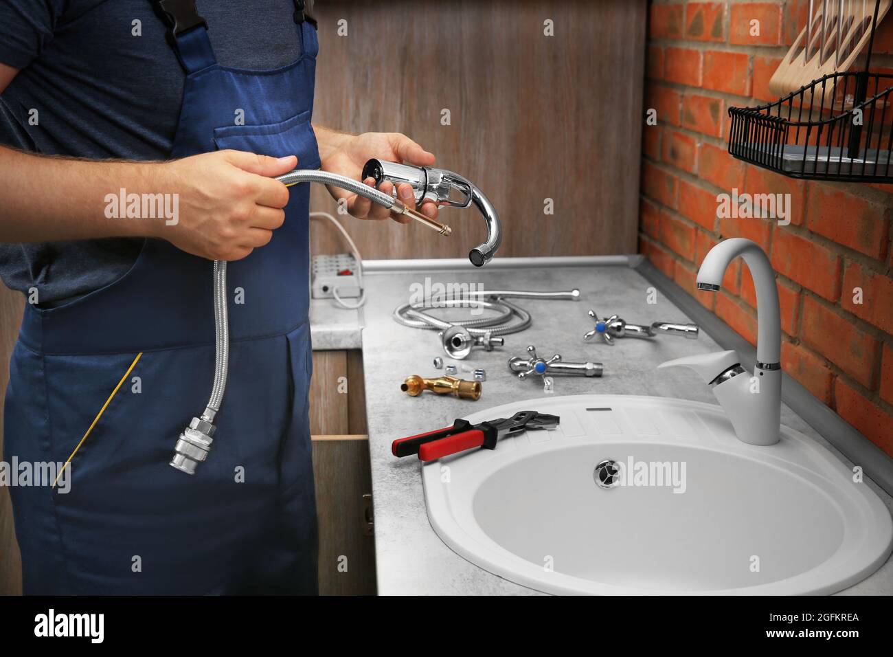 Klempner ersetzen Wasserhahn in Küche, Ansicht schließen Stockfotografie -  Alamy