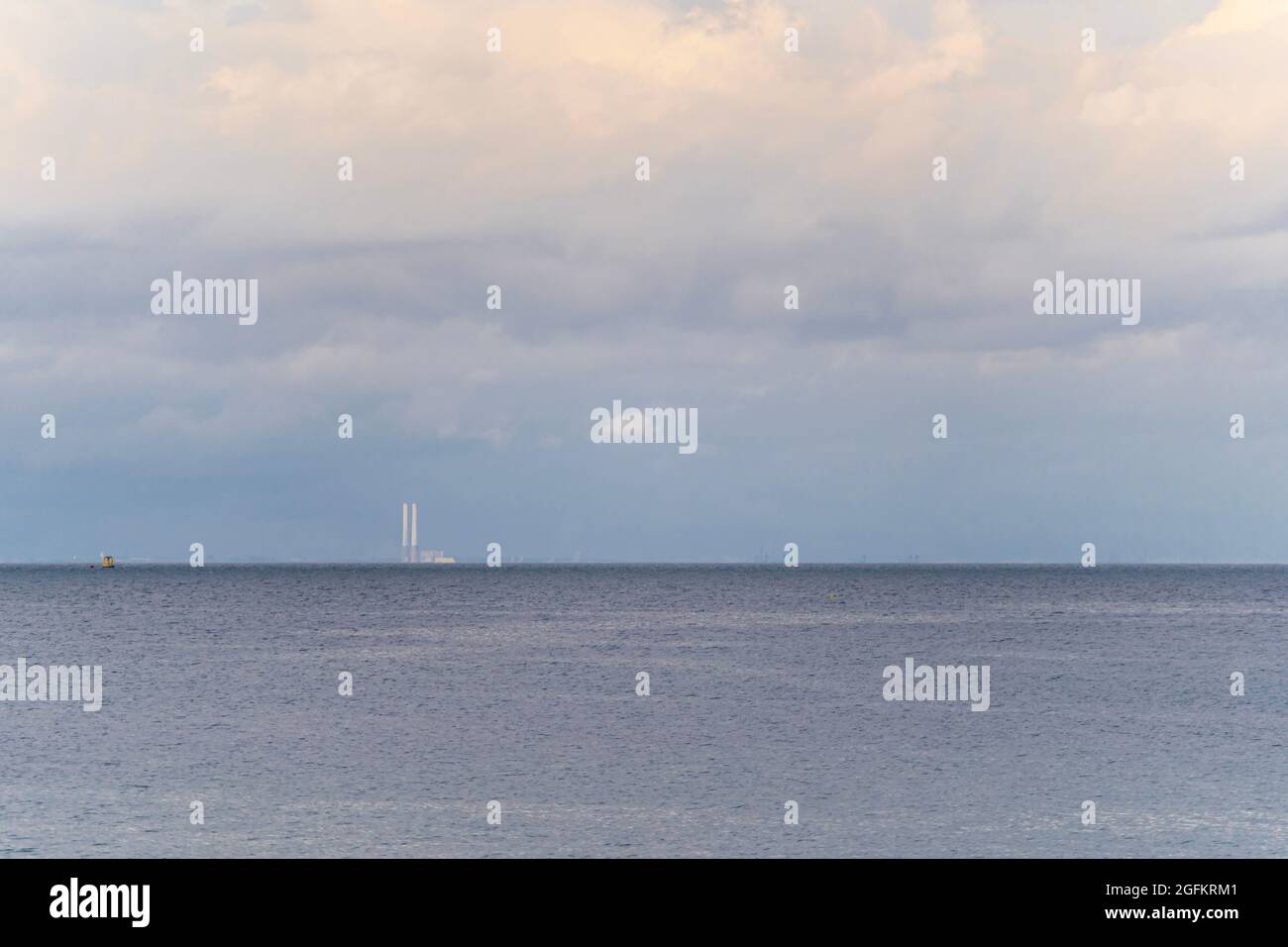 Langrune-Sur-Mer, Frankreich - 08 05 2021: Blick auf das Meer vom Strand bei Sonnenuntergang Stockfoto