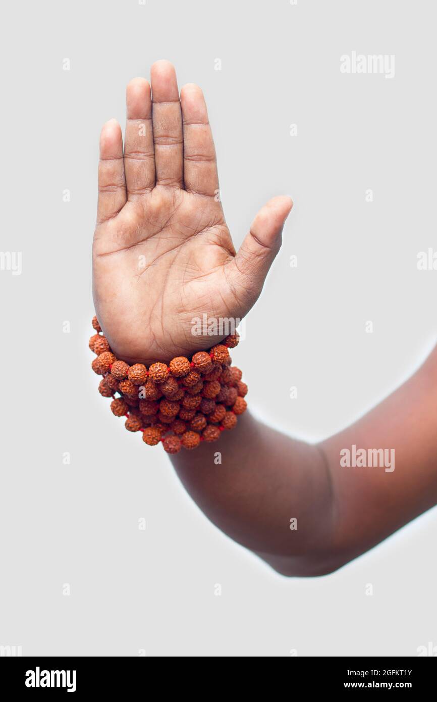 Ein beharrlich zeigt seine Hand mit Rudraksha Perlen, zum Segen. Stockfoto