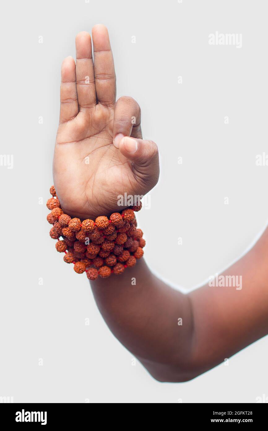 Eine Hand, die 'Gyan Mudra' zeigt, eine besondere Art von Yoga. Stockfoto