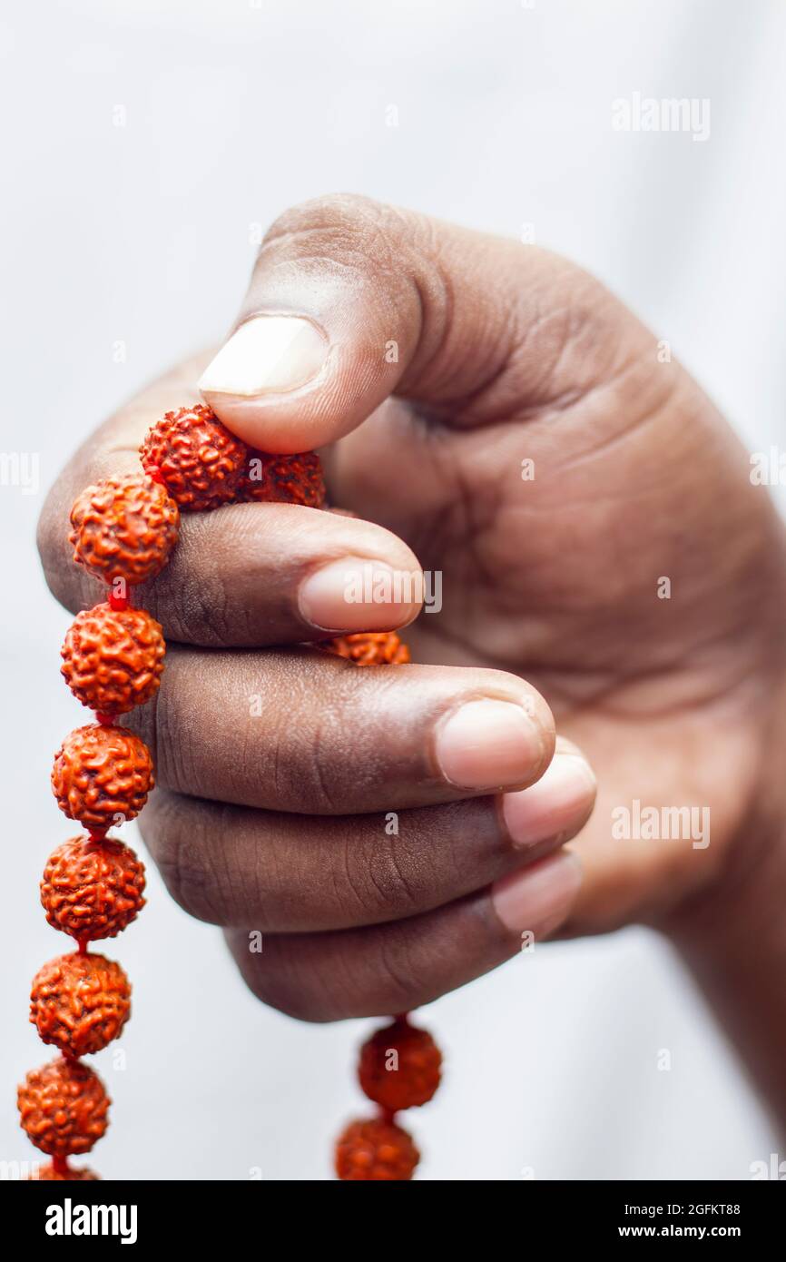 Selektiver Fokus einer chanten Hand mit Rudraksha-Perlen. Stockfoto