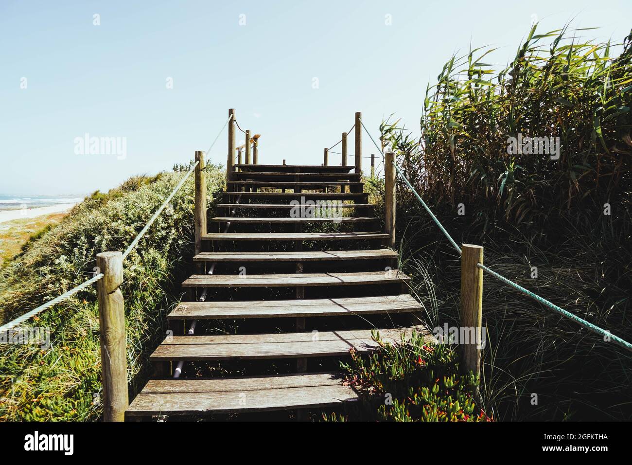 Holztreppen am Strand gegen blauen Himmel Stockfoto
