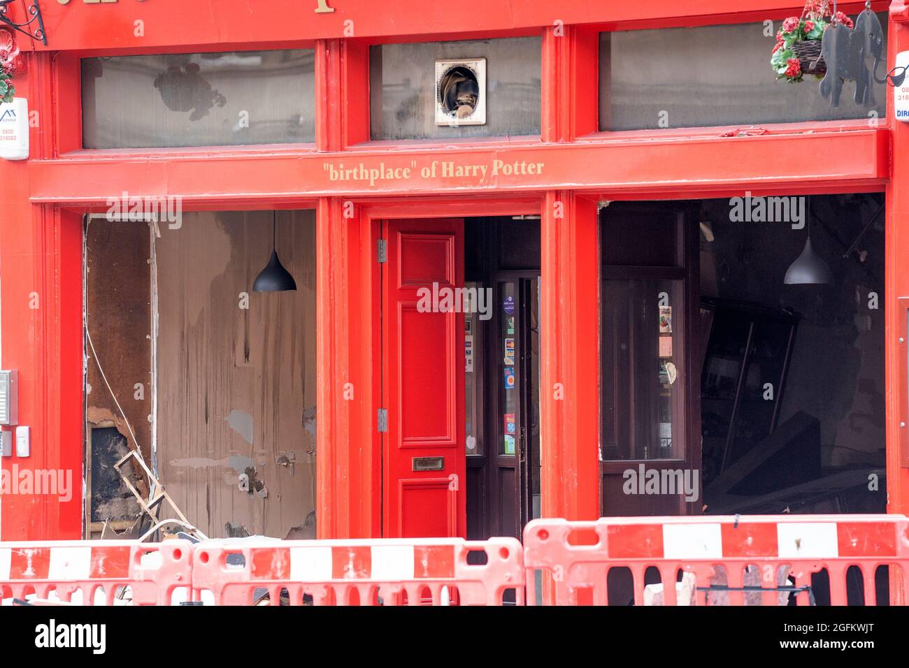 Das Elephant House Cafe, in dem JK Rowling ihren ersten Harry Potter-Roman auf der George IV Bridge in Edinburgh verschrieb, nachdem in den frühen Morgenstunden des 24. August 2021 in der angrenzenden Patisserie Valerie ein Feuer ausbrach. Bilddatum: Donnerstag, 26. August 2021. Stockfoto