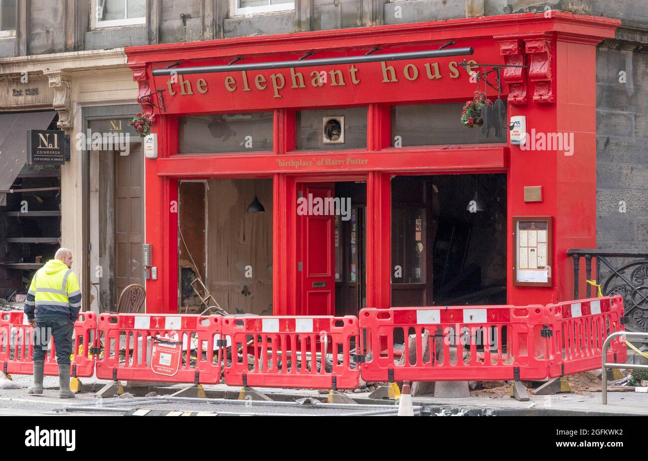 Das Elephant House Cafe, in dem JK Rowling ihren ersten Harry Potter-Roman auf der George IV Bridge in Edinburgh verschrieb, nachdem in den frühen Morgenstunden des 24. August 2021 in der angrenzenden Patisserie Valerie ein Feuer ausbrach. Bilddatum: Donnerstag, 26. August 2021. Stockfoto