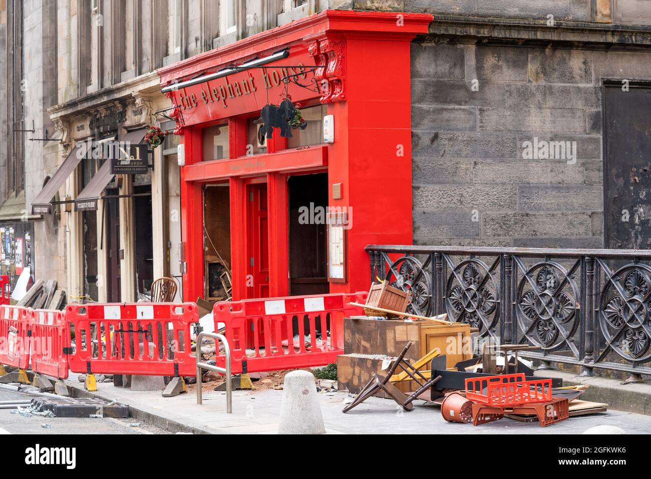 Das Elephant House Cafe, in dem JK Rowling ihren ersten Harry Potter-Roman auf der George IV Bridge in Edinburgh verschrieb, nachdem in den frühen Morgenstunden des 24. August 2021 in der angrenzenden Patisserie Valerie ein Feuer ausbrach. Bilddatum: Donnerstag, 26. August 2021. Stockfoto