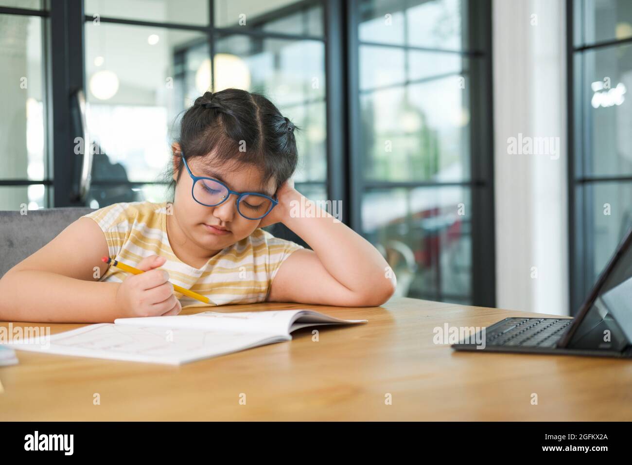 Mädchen Kinder mit Laptop-Computer, durch online zu studieren. Stockfoto