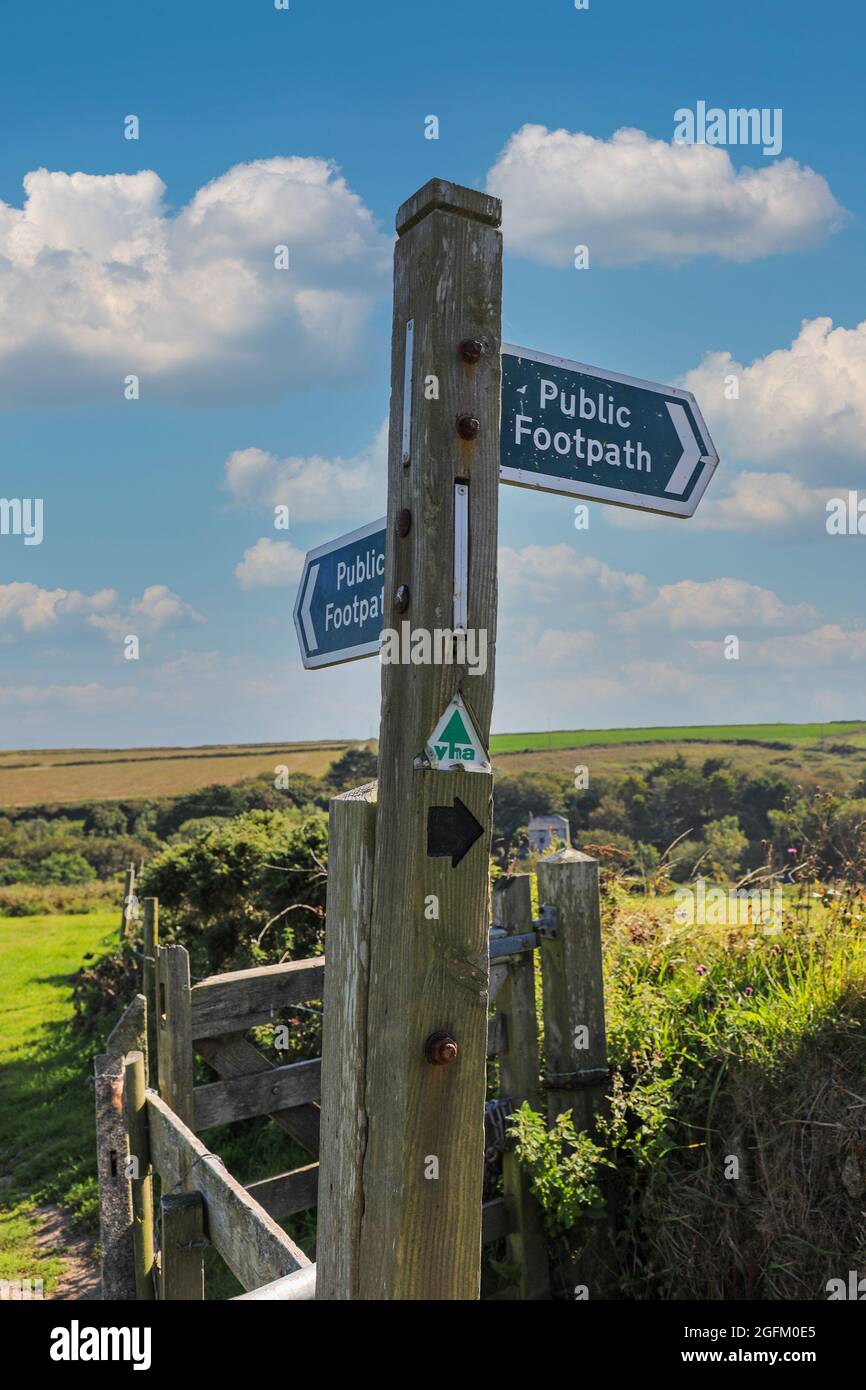 Ein öffentlicher Fußweg und ein Schild der Youth Hostel Association (YHA), Cornwall, England, Großbritannien Stockfoto