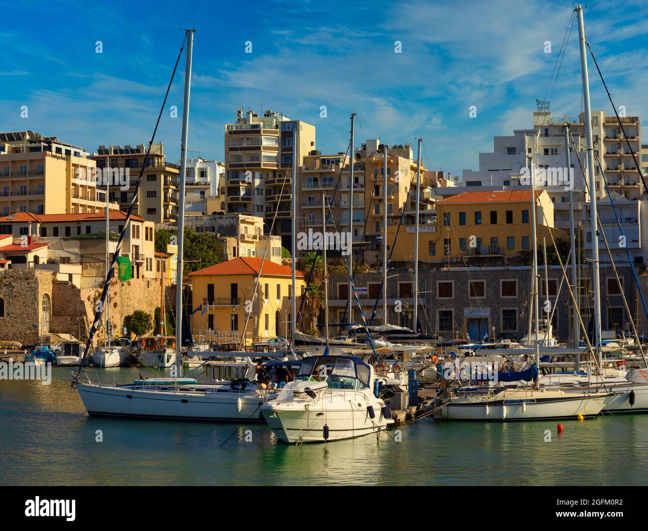 Heraklion, Griechenland - 20. August 2021 - der berühmte und historische Hafen der Stadt Heraklion auf der griechischen Insel Kreta Stockfoto