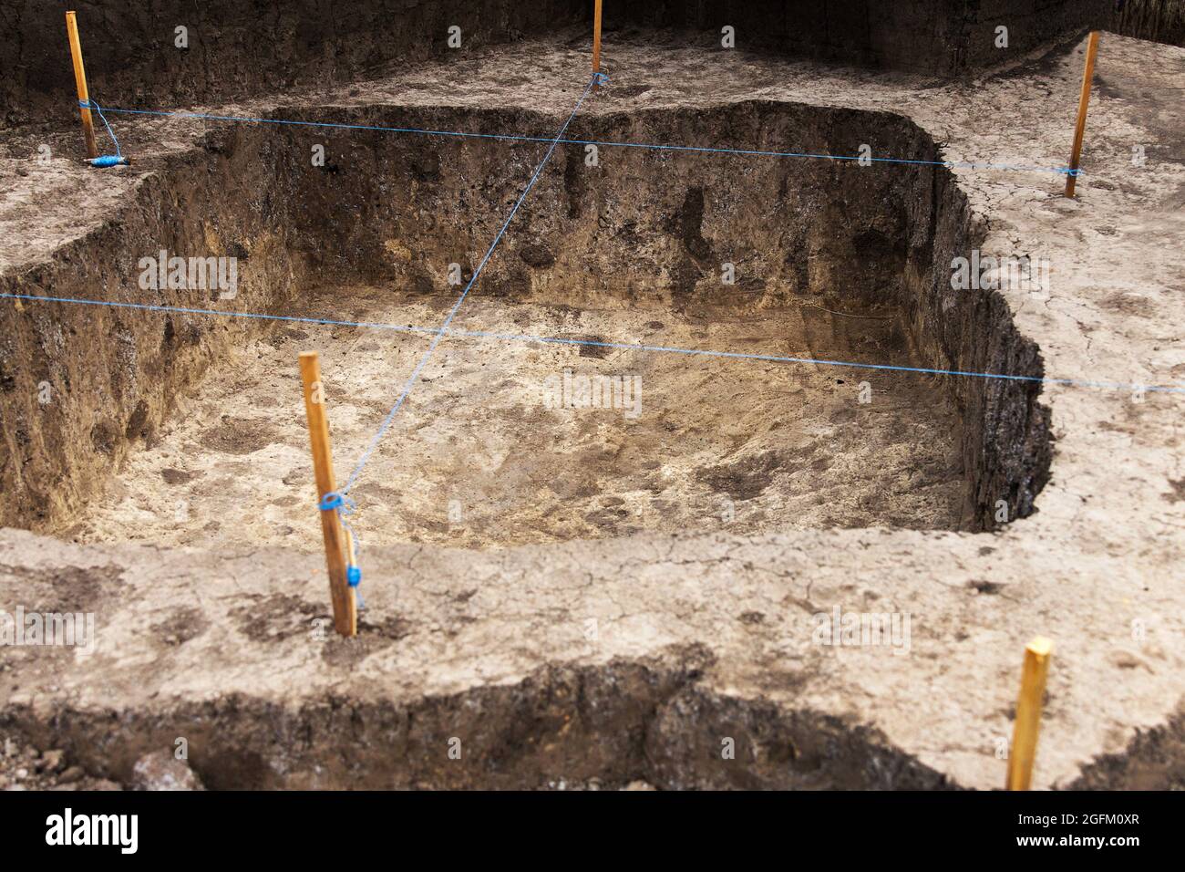 Archäologische Arbeiten, Archäologen gruben ein Loch in Feld, um nach ...