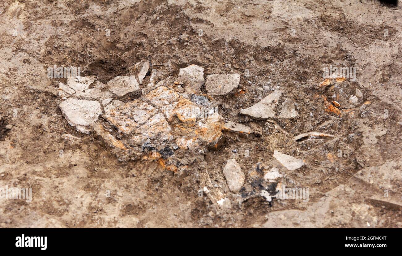Archäologische Arbeiten, ausgegrabene Schindeln, Stücke von uralten Tonartefakten, Gefäße in Tonerde Stockfoto