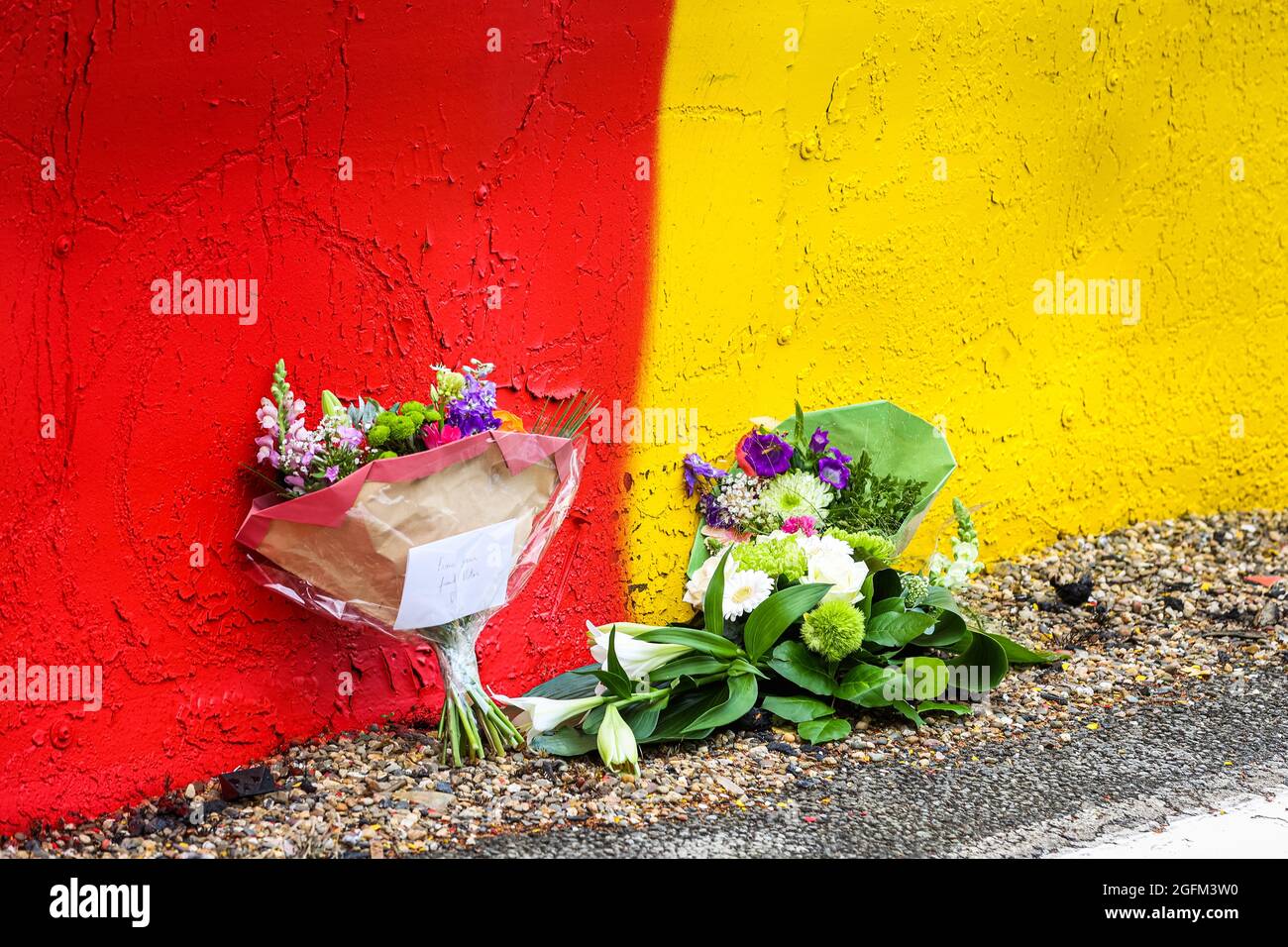 Lüttich, Belgien. 26 2021. August: Blumen im Raidillon in Erinnerung an Anthoine Hubert während des Formel 1 Grand Prix von Belgien, 12. Lauf der FIA Formel 1-Weltmeisterschaft 2021 vom 27. Bis 29. August 2021 auf dem Circuit de Spa-Francorchamps, in Stavelot, bei Liege, Belgien - Foto Antonin Vincent / DPPI Credit: Independent Photo Agency/Alamy Live News Stockfoto