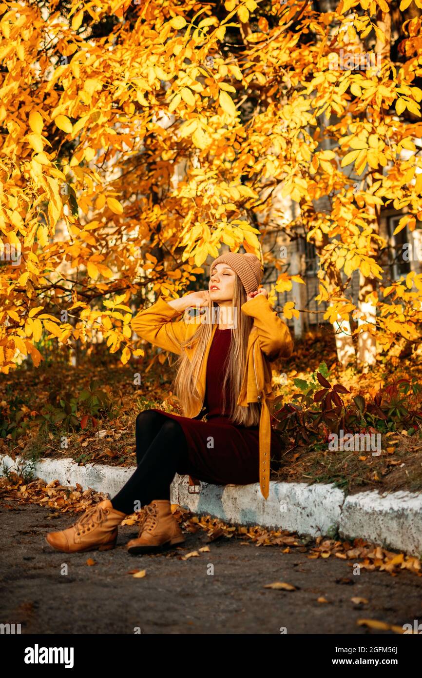Allein Zeit, einige Zeit für sich selbst, ich Zeit für Selbstversorgung und Selbstheilung. Allein junge Frau, die das Leben im Herbstpark genießt. Mich Selbst Verbessern Stockfoto