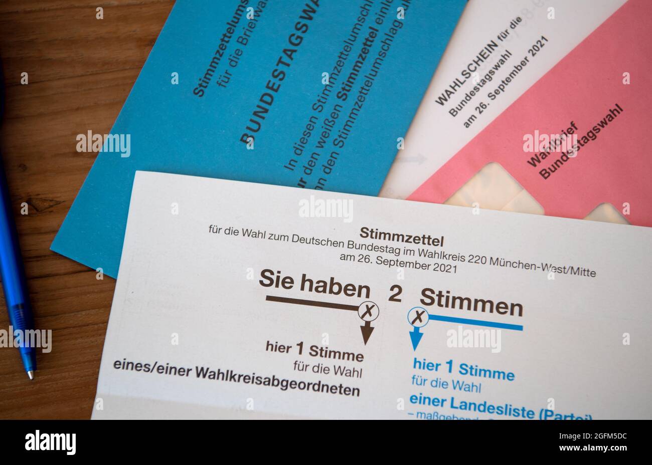 ILLUSTRATION - 26. August 2021, Bayern, München: Stimmzettel für die Bundestagswahl 2021 mit Stimmzettel und Stimmzettelumschlag liegen auf einem Tisch. Foto: Sven Hoppe/dpa Stockfoto