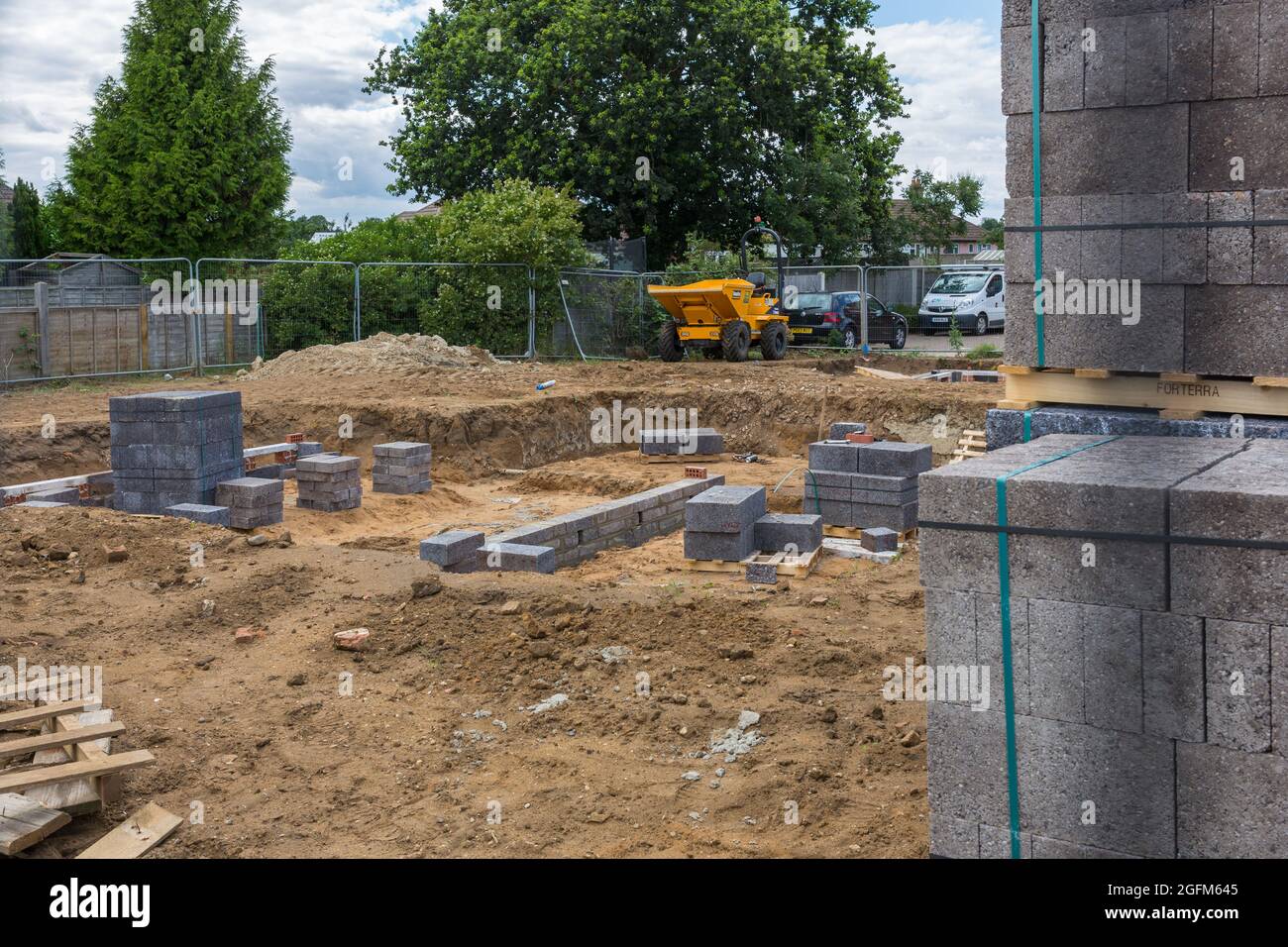 Woodbridge Suffolk UK Juli 11 2021: Blick auf eine neue Baustelle zu Beginn einer Wohnsiedlung in einem kleinen ländlichen Dorf Stockfoto