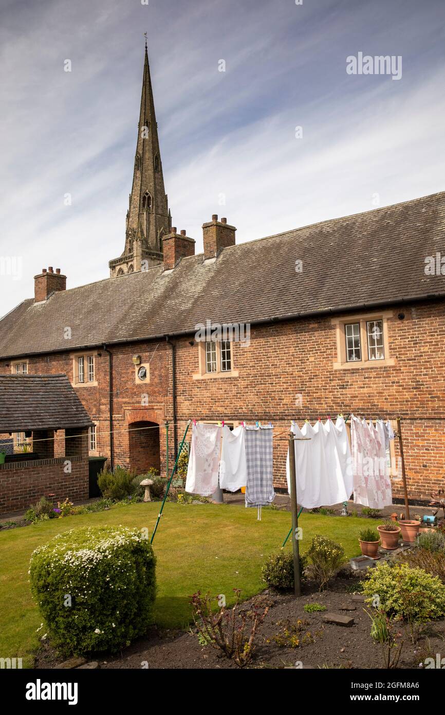 Großbritannien, England, Derbyshire, Ashbourne, Rückseite von 1723 Spalden-Almshäusern unterhalb des Kirchturms von St. Oswald Stockfoto