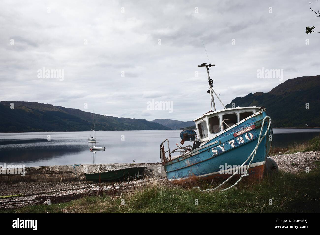 Blaues Schiff an Land Stockfoto