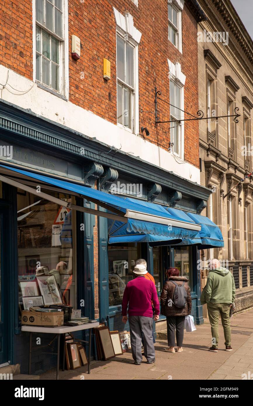 Großbritannien, England, Derbyshire, Ashbourne, Church Street, Besucher am Schaufenster der Antiquitäten Shop in historischen georgianischen Haus Stockfoto