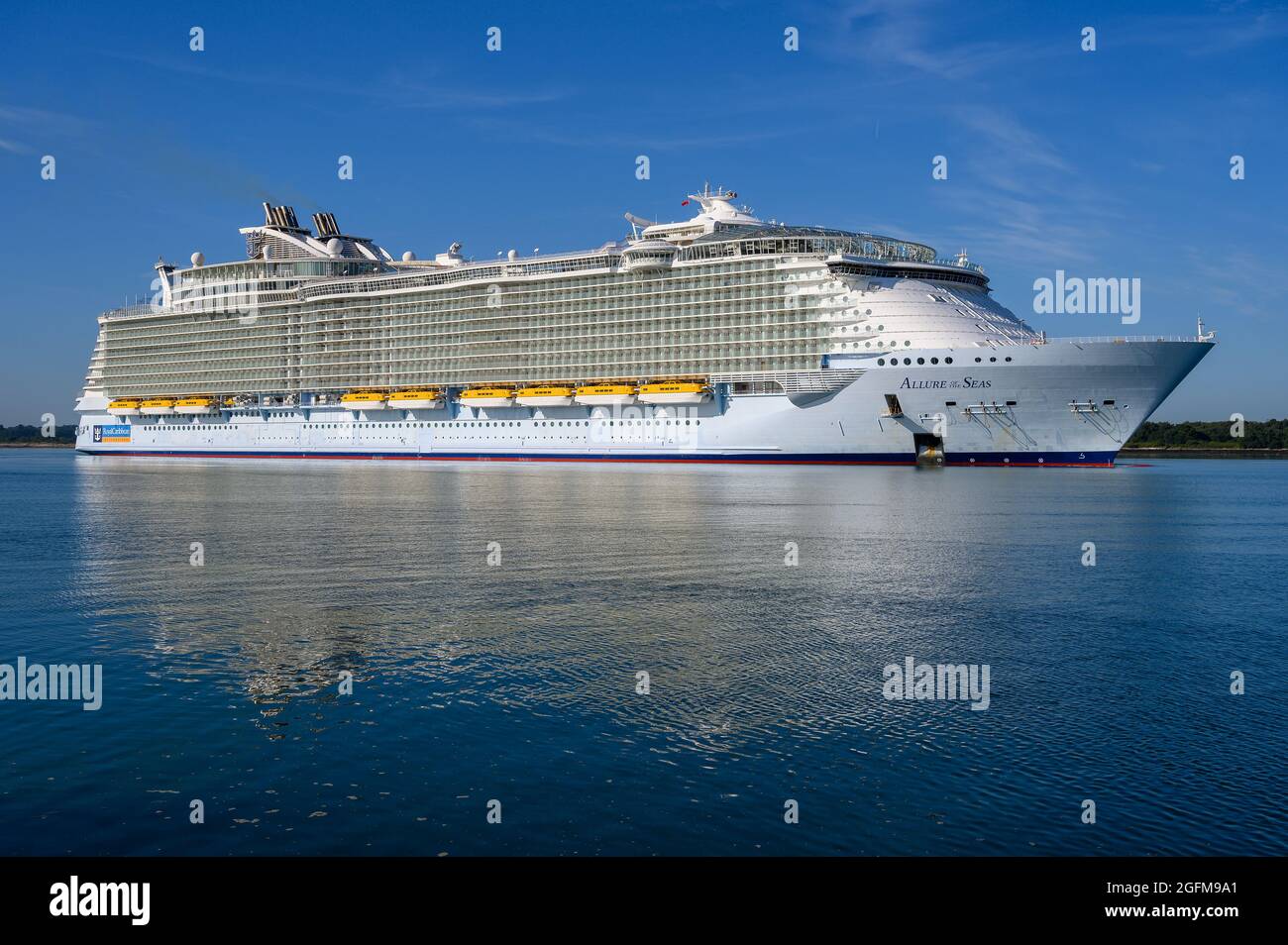 Allure of the Seas, betrieben von Royal Caribbean International, ist eines der größten Kreuzschiffe der Welt - Juli 2020. Stockfoto