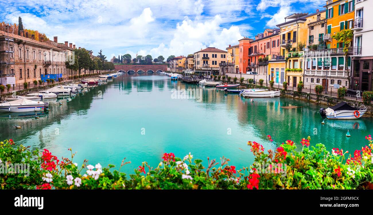 Peschiera del Garda - charmantes Dorf mit bunten Häusern im schönen Lago di Garda. Provinz Verona, Norditalien Stockfoto Peschiera del Garda - charmantes Dorf mit bunten Häusern im schönen Lago di Garda. Provinz Verona, Norditalien Stockfoto