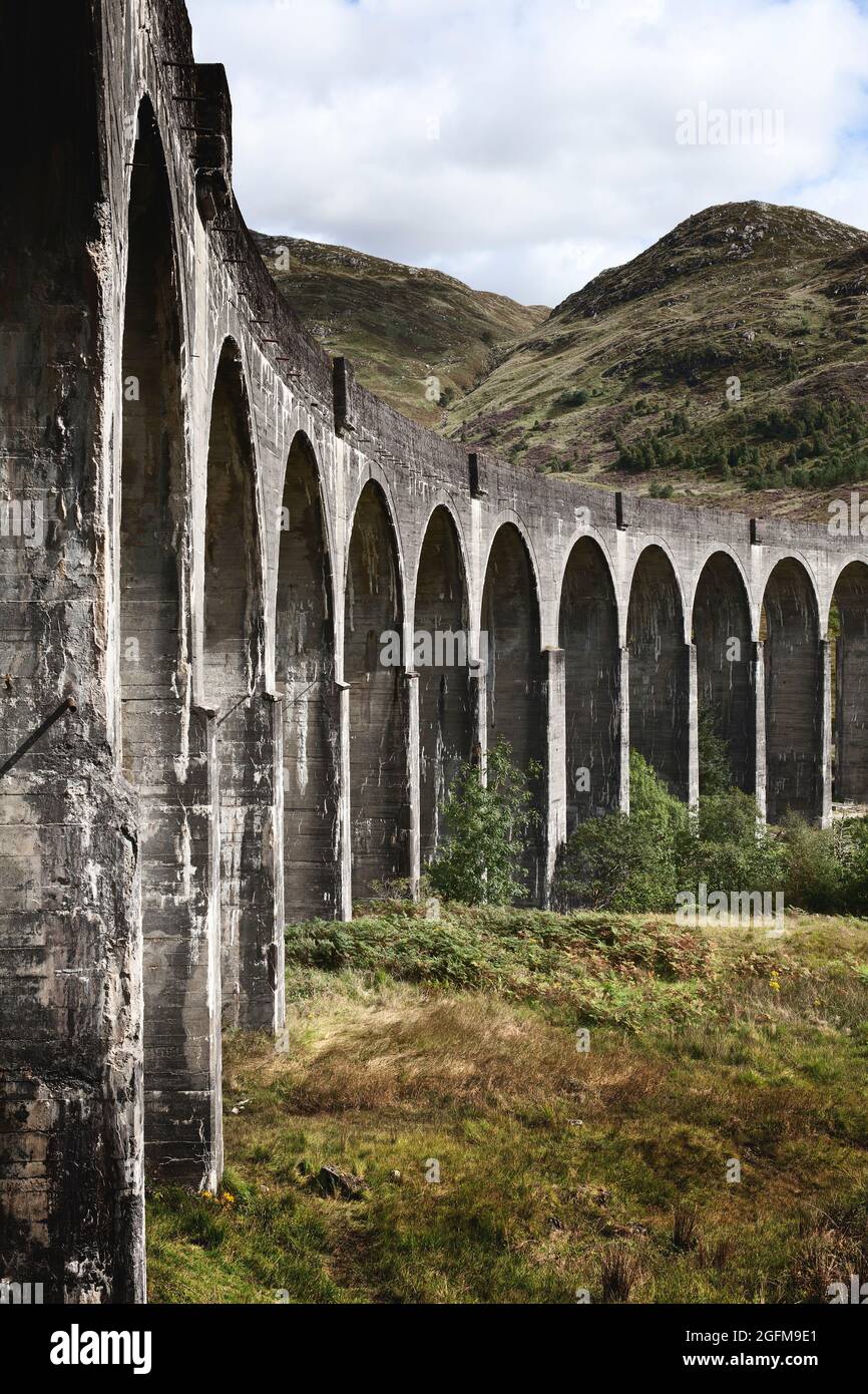 Das Glenfinnan Viadukt an der West Highland Line in Glenfinnan, Inverness-Shire, Schottland. Stockfoto