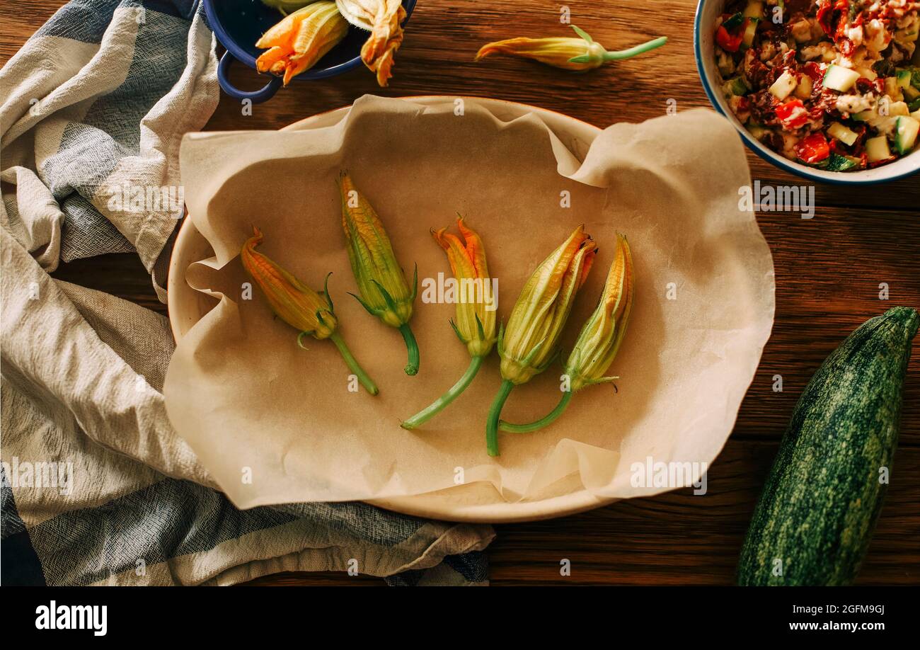 Gebratene Zucchini-Blumen mit Frischkäse, Ricotta, lecker Stockfoto