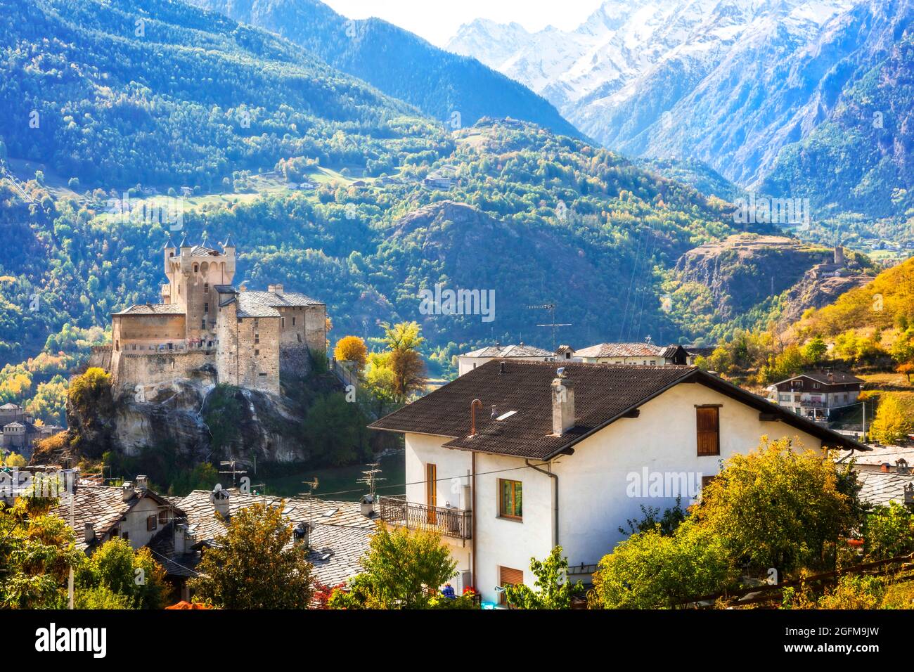 Beeindruckende Alpen Berglandschaft, schönes Tal der mittelalterlichen Burgen - Valle d'Aosta in Norditalien Stockfoto