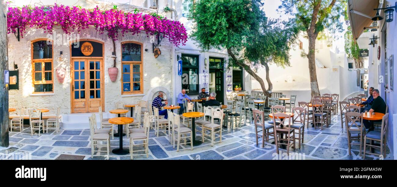 Traditionelle griechische Tavernen und Café auf den Straßen mit alten Männern. Insel iOS, Altstadt Chora.Kykladen, Griechenland 30.05.21 Stockfoto