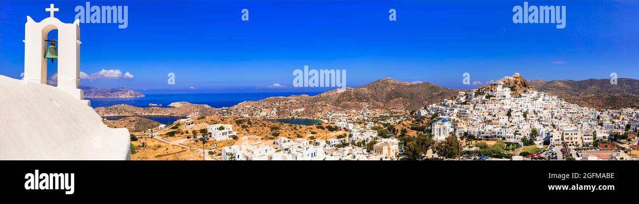 Malerische, authentische iOS-Insel. Blick auf die malerische Altstadt von Chora mit weiß getünchten Häusern und Kirchen Stockfoto