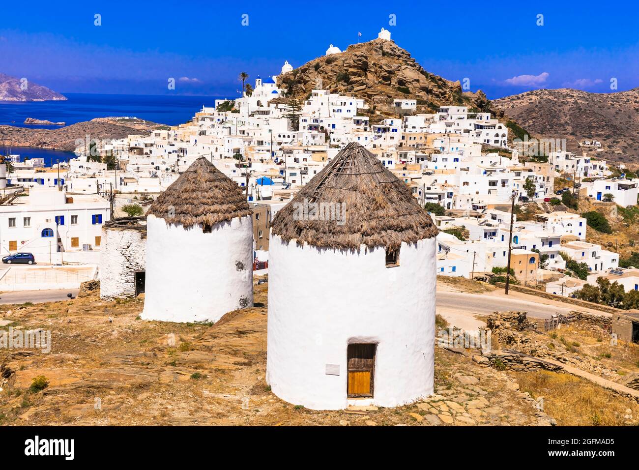 Griechenland Reisen. Kykladen. Traditionelle alte Windmühlen der Insel iOS. Blick auf das Dorf Chora Stockfoto