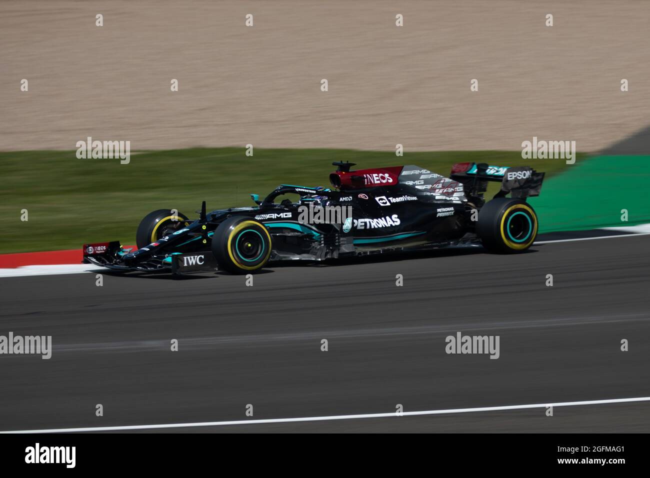 Lewis Hamilton fuhr seinen Mercedes AMG während des Trainings beim Großen Preis von Großbritannien 2021 in Silverstone, bevor er den Sieg über Charles Leclerc errang Stockfoto