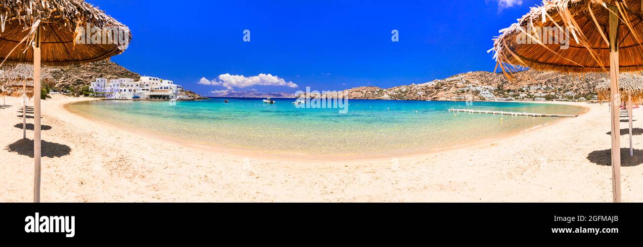 Griechische Sommerferien. Die besten Strände der Insel iOS - Mylopotas mit kristallklarem Wasser. Creece, Kykladen Stockfoto