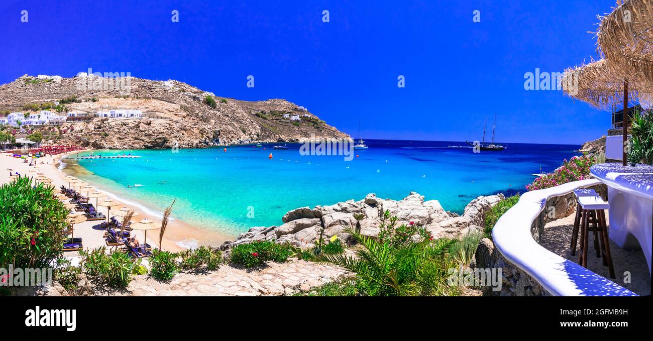 Griechenland Sommerferien. Kykladen.die berühmtesten und schönsten Strände der Insel Mykonos - Super Paradise Beach beliebtes Touristenresort Stockfoto