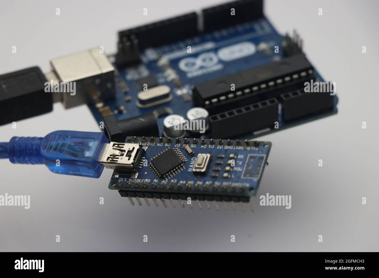 Bangalore, Indien - August 26 2021: Arduino Nano und Arduino uno Boards, die bei kreativen Ingenieuren am beliebtesten sind, um neue Erfindungen zu machen Stockfoto