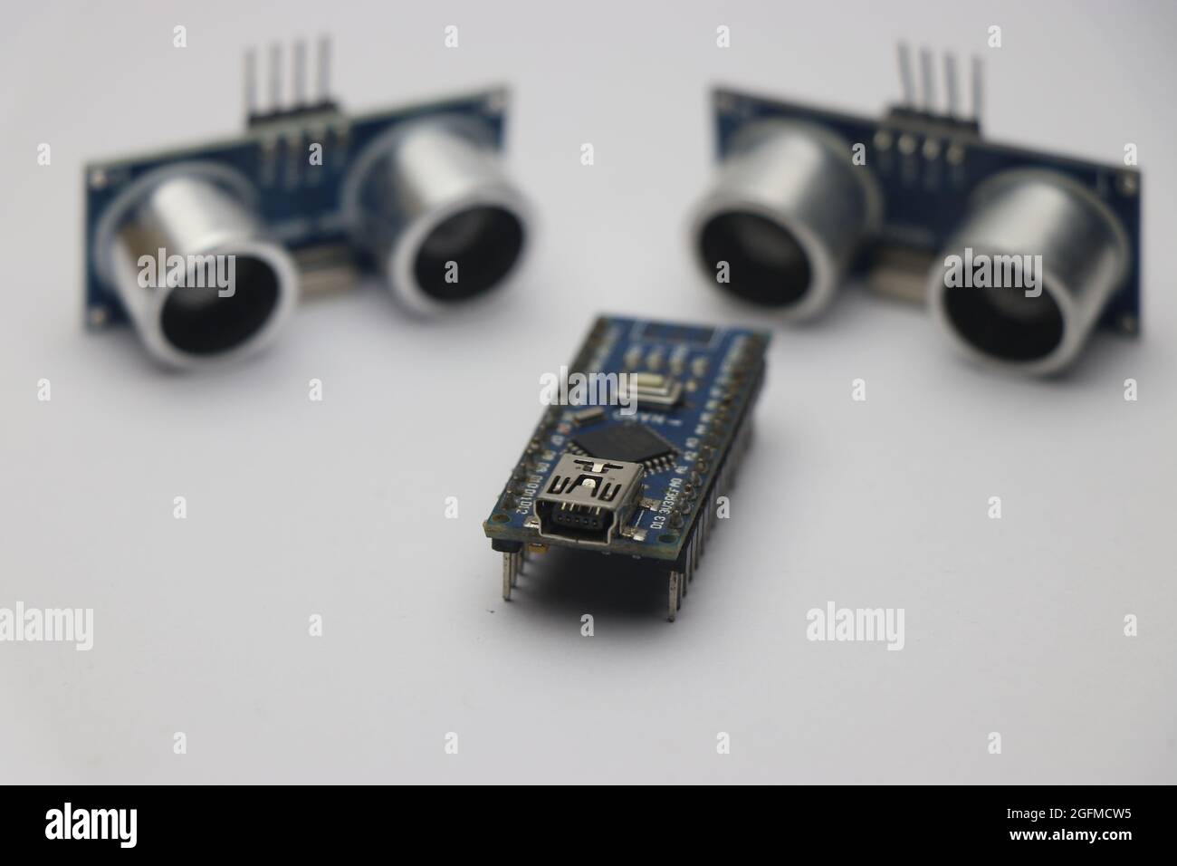 Arduino Nano Board mit Ultraschallsensoren auf dem Hintergrund. Creative Engineering Projekte Gebäudekonzept Stockfoto